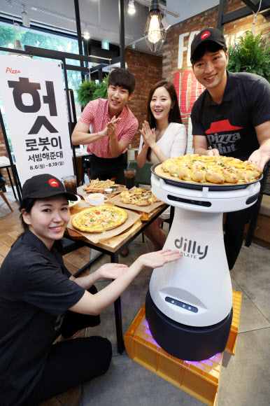 로봇이 피자를 서빙한다!
