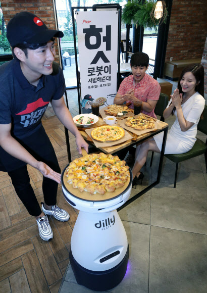 로봇이 서빙하는 시대