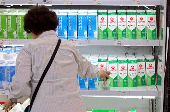 8일 서울우유협동조합은 우유 제품의 가격을 오는 16일부터 3.6%(흰 우유 1리터 기준) 인상한다고 밝혔다. 2013년 이후 5년 만에 이뤄진 가격 인상이다. 사진은 이날 오후 서울의 한 대형마트에서 서울우유를 고르는 소비자 모습. 2018.8.8  연합뉴스