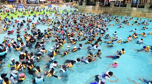본격적인 휴가철이 시작된 29일 용인 캐리비안베이를 찾은 피서객들이 물놀이를 즐기고 있다. 2018.7.29  정연호 기자 tpgod@seoul.co.kr