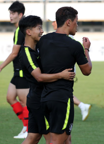 대화하는 이승우와 황희찬
