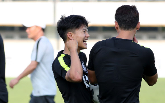 황희찬 때리는(?) 이승우?