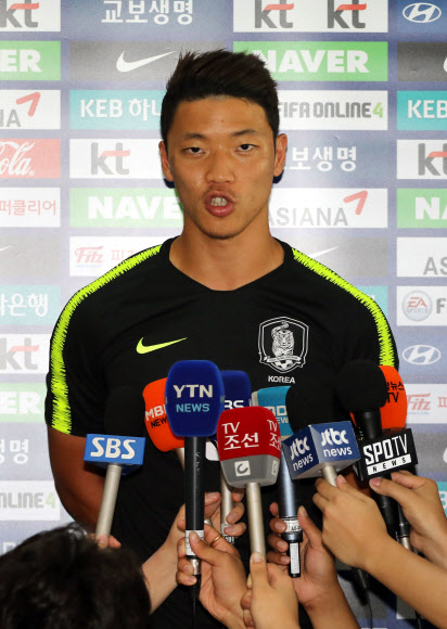 인터뷰하는 황희찬