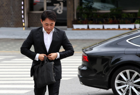 고급승용차 타고 경찰 출석하는 신일그룹 대표