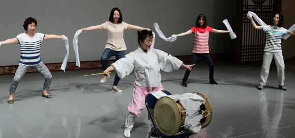 ‘봉산탈춤 배우기’에 참가한 교사들이 강사의 시범에 맞춰 흥겨운 춤사위를 배우고 있다(한국문화재재단).