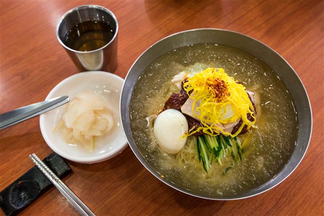 사골·닭 육수에 전분으로 감칠맛 더한 ‘밀면’