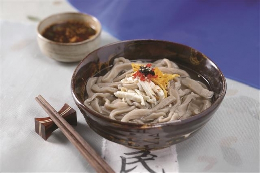 쫄깃쫄깃 탄력 있는 메밀국수 ‘콧등치기국수’