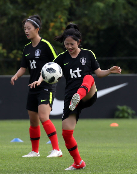 9일 오후 서울 파주NFC(대표팀트레이닝센터)에서 2018 자카르타-팔렘방 아시안게임에 출전하는 한국 여자 축구대표팀 이민아가 훈련을 하고 있다. 2018.8.9  연합뉴스
