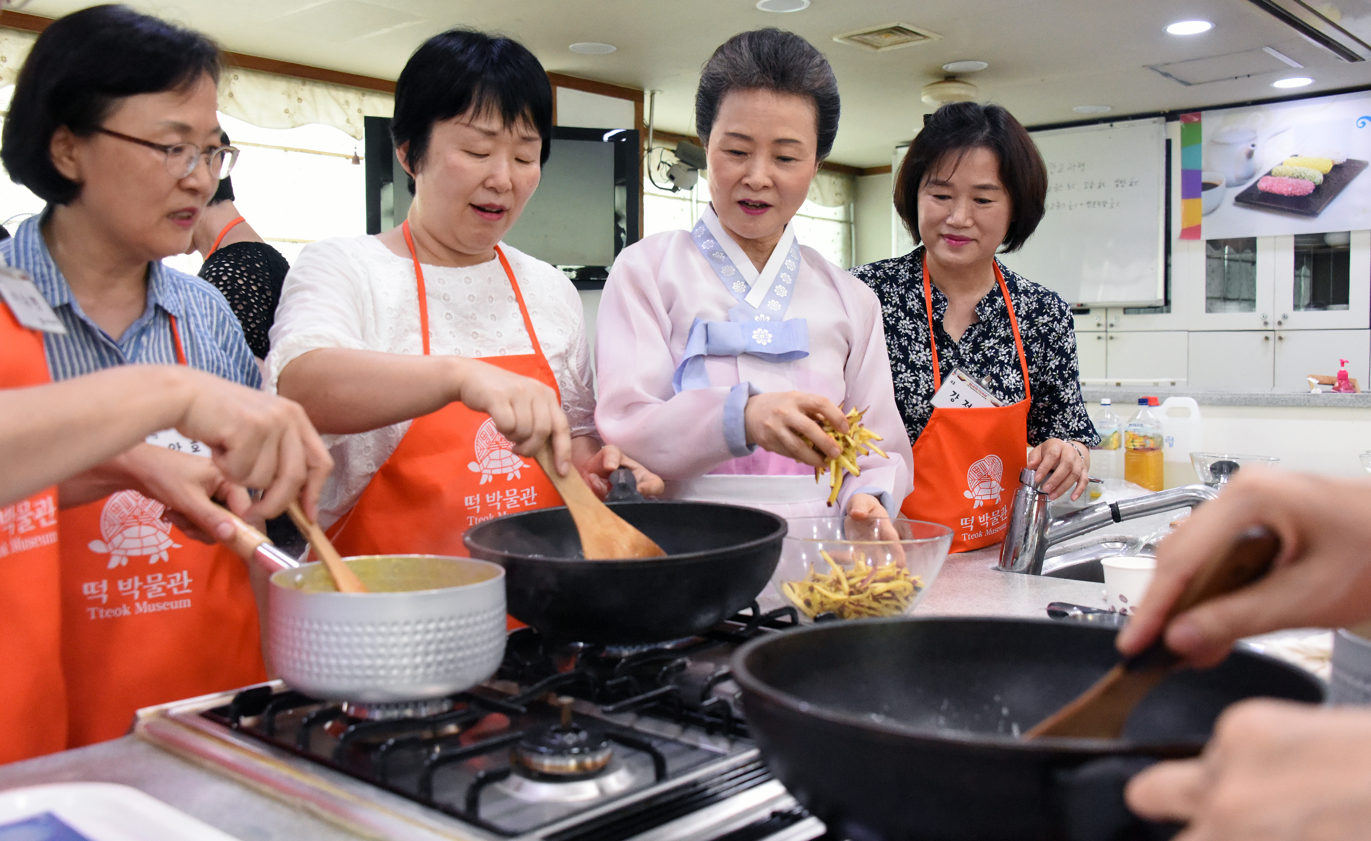 ‘한국의 다과상’을 수강하는 교사들이 윤숙자 한국전통음식연구소장으로부터 요리 팁을 전달받고 있다. (한국전통음식연구소) 