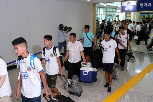 개성으로 향하는 평양 국제유소년 축구대회 참가자들