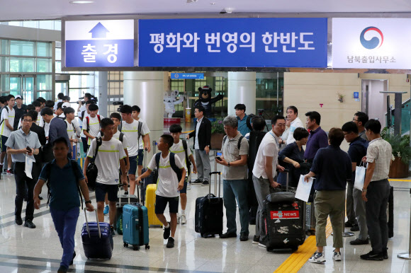 북적이는 남북출입사무소 출경장