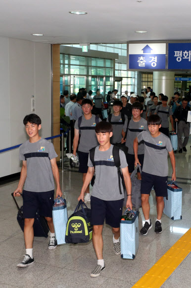 개성으로 향하는 평양 국제유소년 축구대회 참가자들