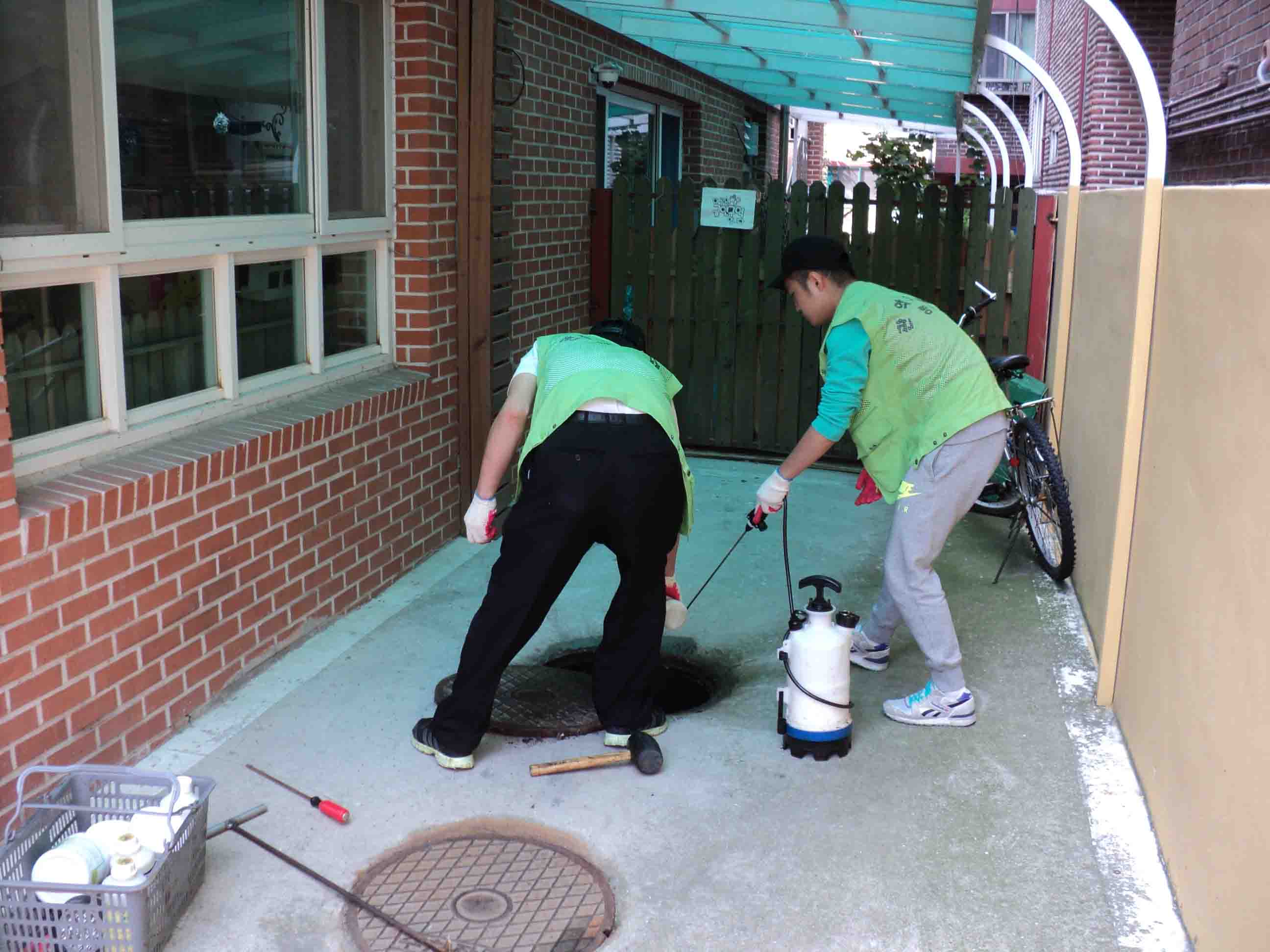 모기 zero, 방역활동  서울 관악구 관계자들이 지역 내 모기 개체 수를 줄이고 모기 매개 감염병을 예방하기 위해 집중적인 방역 활동을 하는 모습.<br><br>관악구 제공<br>