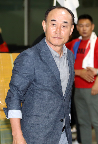 2018 자카르타?팔렘방 아시안게임에 출전하는  23세 이하(U-23) 남자 축구대표팀 김학범 감독이 12일 새벽 인도네시아 자카르타 수카르노 하타 국제공항에 도착하고 있다.  2018.8.12  연합뉴스