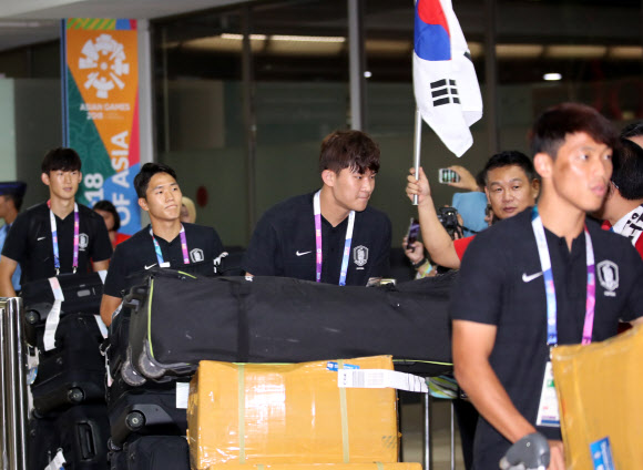 2018 자카르타?팔렘방 아시안게임에 출전하는  23세 이하(U-23) 남자 축구대표팀 황희찬, 김민재 등이  12일 새벽 인도네시아 자카르타 수카르노 하타 국제공항에 도착하고 있다.  2018.8.12  연합뉴스