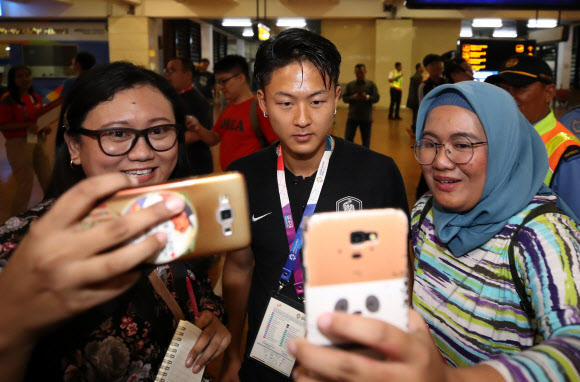 2018 자카르타?팔렘방 아시안게임에 출전하는  23세 이하(U-23) 남자 축구대표팀 이승우가  12일 새벽 인도네시아 자카르타 수카르노 하타 국제공항에 도착, 현지팬들의 기념촬영 부탁을 들어주고 있다. 2018.8.12  연합뉴스