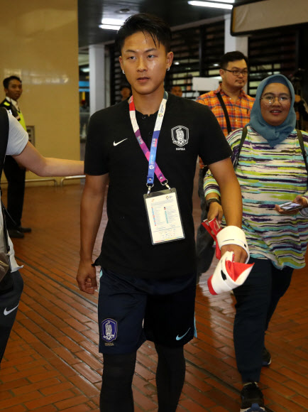2018 자카르타?팔렘방 아시안게임에 출전하는  23세 이하(U-23) 남자 축구대표팀 이승우가  12일 새벽 인도네시아 자카르타 수카르노 하타 국제공항에 도착, 차량으로 향하고 있다.  2018.8.12  연합뉴스