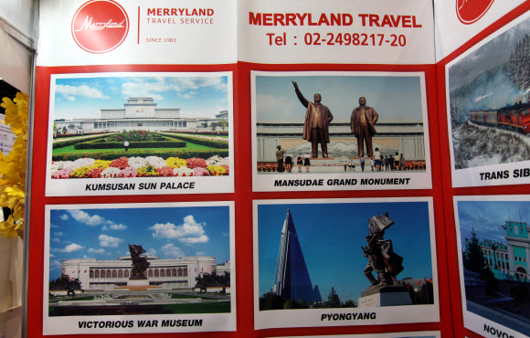 한반도 해빙 무드를 타고 중국 등에서 북한 관광에 대한 관심이 커지는 가운데, 동남아에서도 북한 여행상품이 관광박람회 한켠을 장식해 주목을 받고 있다. 사진은 11일(현지시간) 태국 방콕 퀸시리킷 컨벤션센터에서 열린 국제관광박람회(TITF)에 등장한 북한 여행상품 홍보 부스.  2018.8.12  연합뉴스