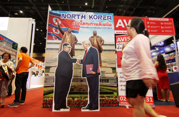 한반도 해빙 무드를 타고 중국 등에서 북한 관광에 대한 관심이 커지는 가운데, 동남아에서도 북한 여행상품이 관광박람회 한켠을 장식해 주목을 받고 있다. 사진은 11일(현지시간) 태국 방콕 퀸시리킷 컨벤션센터에서 열린 국제관광박람회(TITF)에 등장한 북한 여행상품 홍보 부스.  2018.8.12  연합뉴스