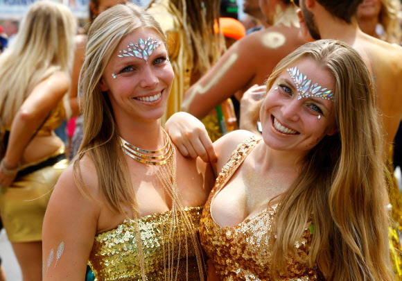 11일(현지시간) 스위스 취리히에서 열린 ‘스트리트 퍼레이드(Street Parade)’ 댄스 음악 축제 참석자들이 포즈를 취하고 있다. 로이터 연합뉴스