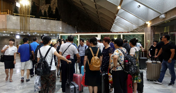 북한 평양에서 열리는 제4회 아리스포츠컵 국제유소년(U15) 축구대회 참석을 위해 최문순 강원지사 등이 방북한 가운데 평양 양각도 호텔 로비에서 체크인 수속을 위해 대기 중인 중국인 관광객들의 모습이 포착됐다. 방북단은 지난 10일 경의선 육로로 방북했다가 오는 19일 같은 경로로 돌아올 예정이다. 2018.8.12  강원도민일보 제공