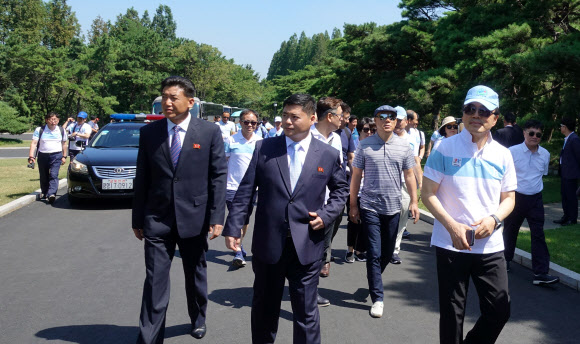 북한 평양에서 열리는 제4회 아리스포츠컵 국제유소년(U15) 축구대회 참석을 위해 방북한 강원도 민간방북단이 지난 11일 북측 민화협 관계자들의 안내로 고 김일성 주석의 생가인 만경대를 찾았다. 방북단은 지난 10일 경의선 육로로 방북했다가 오는 19일 같은 경로로 돌아올 예정이다. 2018.8.12  강원도민일보 제공