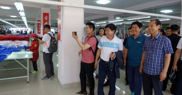 북한 평양에서 열리는 제4회 아리스포츠컵 국제유소년(U15) 축구대회 참석을 위해 방북한 최문순(맨 오른쪽) 강원지사와 김경성 남북체육교류협회이사장 등이 대동강 체육 기자재 공장을 둘러보고 있다. 방북단은 지난 10일 경의선 육로로 방북했다가 오는 19일 같은 경로로 돌아올 예정이다. 2018.8.12  강원도민일보 제공