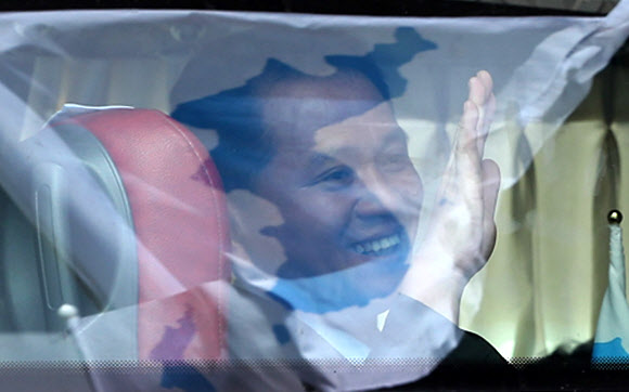 2박 3일의 방남 일정을 마친 남북 노동자 통일축구대회 북측대표단이 12일 오후 서울 광진구 워커힐호텔에서 버스에 탄 채 남측 참가자들에게 손을 흔들며 작별 인사하고 있다. 지난 11일 서울월드컵경기장에서 열린 남북 노동자 축구대회는 2015년 10월 평양 대회 이후 약 3년 만이다. 2018.8.12  연합뉴스