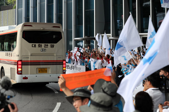 2박3일의 방남 일정을 마친 남북 노동자 통일축구대회 북축대표단이 탄 차량이 12일 오후 서울 광진구 워커힐호텔에서 서포터즈 등의 환송을 받으며 출발하고 있다. 지난 11일 서울월드컵경기장에서 열린 남북 노동자 축구대회는 2015년 10월 평양 대회 이후 약 3년 만이다. 2018.8.12  연합뉴스