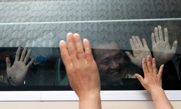 2박3일의 방남 일정을 마친 남북 노동자 통일축구대회 북축대표단이 12일 오후 서울 광진구 워커힐호텔에서 버스에 탄 채 서포터즈 등과 손을 흔들며 작별 인사를 나누고 있다. 지난 11일 서울월드컵경기장에서 열린 남북 노동자 축구대회는 2015년 10월 평양 대회 이후 약 3년 만이다. 2018.8.12  연합뉴스