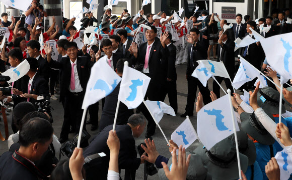 2박3일의 방남 일정을 마친 남북 노동자 통일축구대회 북축대표단이 12일 오후 서울 광진구 워커힐호텔에서 서포터즈 등의 환송을 받으며 출발하고 있다. 지난 11일 서울월드컵경기장에서 열린 남북 노동자 축구대회는 2015년 10월 평양 대회 이후 약 3년 만이다. 2018.8.12  연합뉴스