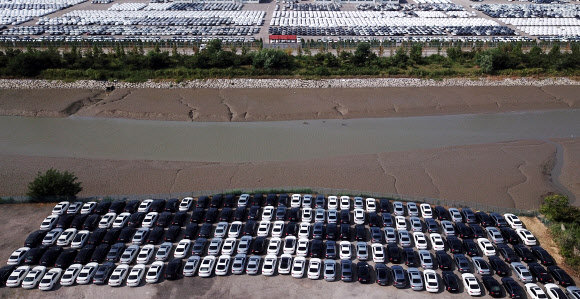 12일 경기도 평택시 BMW 차량물류센터 인근에 BMW 리콜 대상 차들이 서 있다. BMW코리아에서는 평택항에 리콜 부품인 배기가스 재순환장치(EGR)가 도착하면 이들 차량에 대해 교체 작업을 한 뒤 고객에게 차량을 인도하게 된다. 2018.8.12  연합뉴스