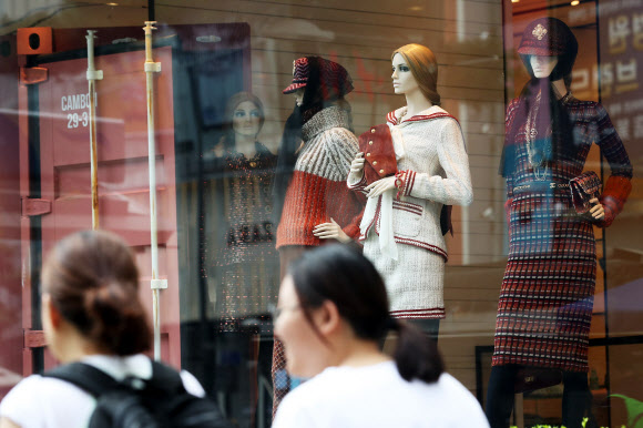 주말 기온이 36도까지 오른 12일 오후 서울 중구의 한 쇼핑몰 쇼윈도우에 가을 시즌 옷들을 입은 마네킹이 설치 돼 있다. 2018.8.12  연합뉴스