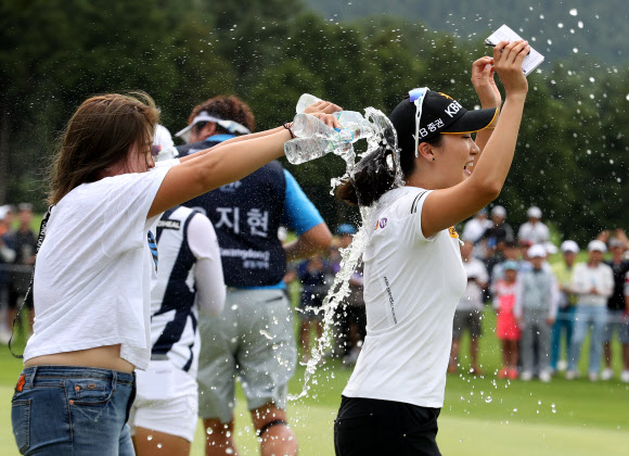12일 제주시 오라컨트리클럽(파72)에서 열린 KLPGA투어 제주 삼다수 마스터스 최종 라운드에서 4언더파 68타를 쳐 3라운드 합계 15언더파 201타로 우승을 차지한 오지현이 동료들로부터 축하받고 있다. 2018.8.12  연합뉴스