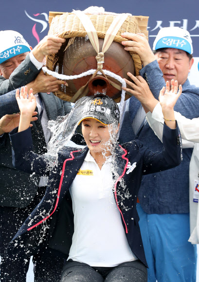 12일 제주시 오라컨트리클럽(파72)에서 열린 KLPGA투어 제주 삼다수 마스터스 최종 라운드에서 4언더파 68타를 쳐 3라운드 합계 15언더파 201타로 우승을 차지한 오지현이 대회 관계자들과 함께 물허벅 세리머니를 하고 있다. 2018.8.12  연합뉴스
