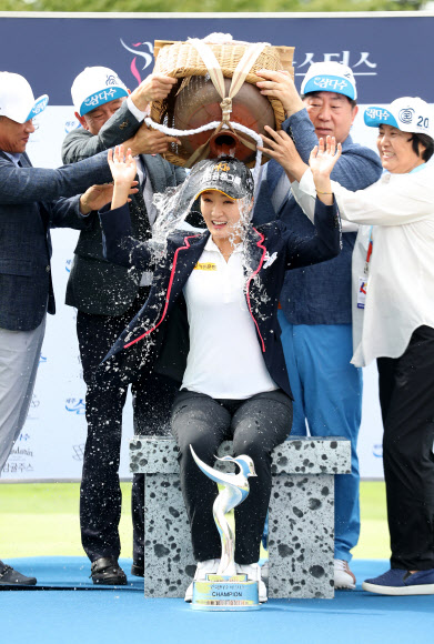 12일 제주시 오라컨트리클럽(파72)에서 열린 KLPGA투어 제주 삼다수 마스터스 최종 라운드에서 4언더파 68타를 쳐 3라운드 합계 15언더파 201타로 우승을 차지한 오지현이 대회 관계자들과 함께 물허벅 세리머니를 하고 있다. 2018.8.12  연합뉴스