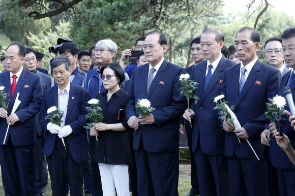 전태일 묘 참배하는 북한 조선직총 대표단