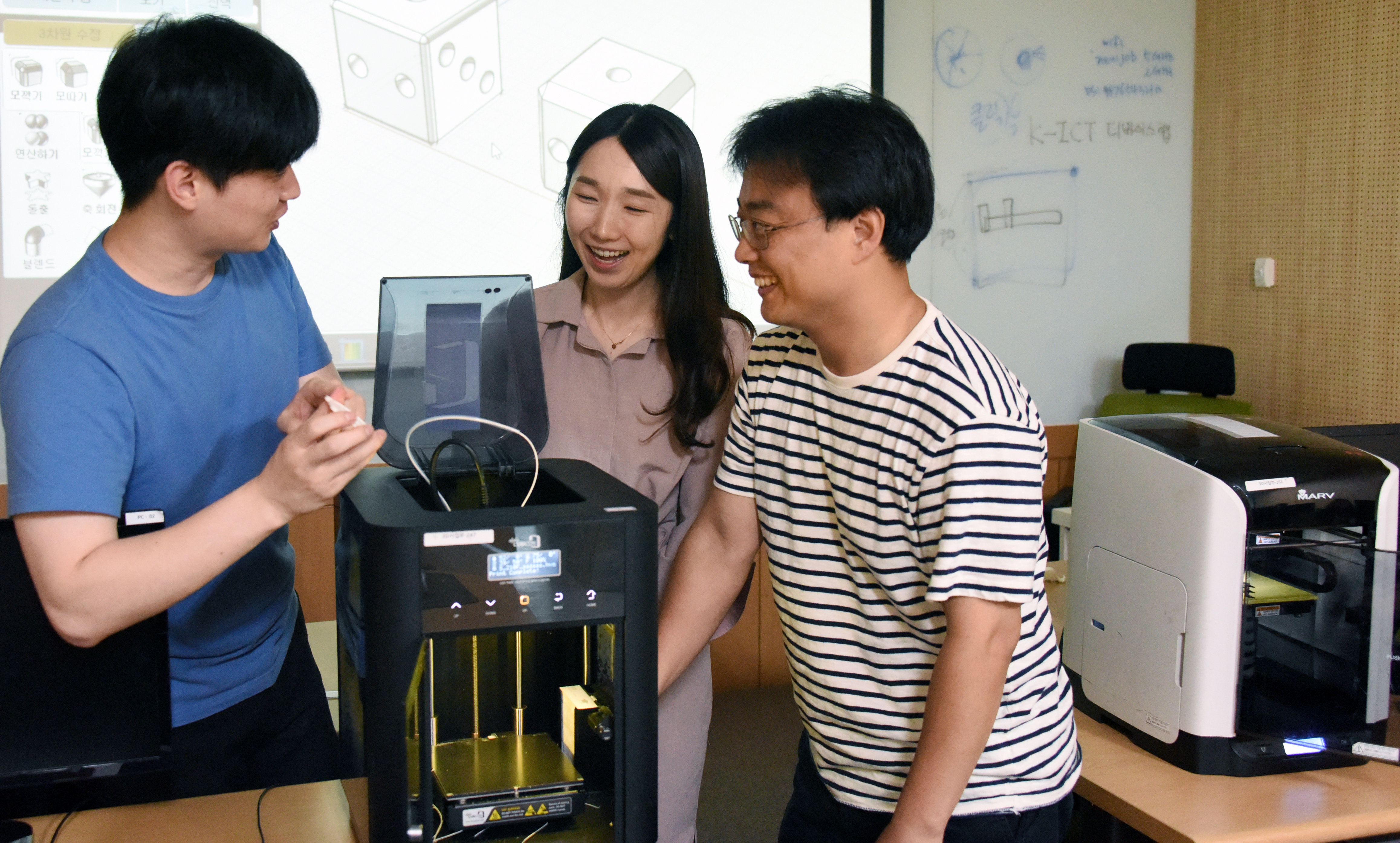 3D 프린팅 실습 교육장에서 기기의 원리를 배우고 있는 교사들. (3D융합산업협회) 