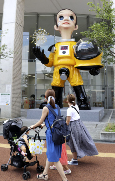 일본 후쿠시마 JR역 앞의 ‘방호복 어린이’ 동상