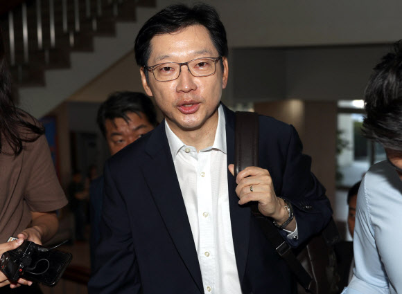 출근하는 김경수 지사