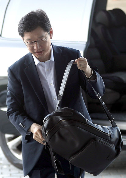 출근하는 김경수 지사