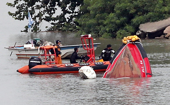 인양된 전복 소방구조보트