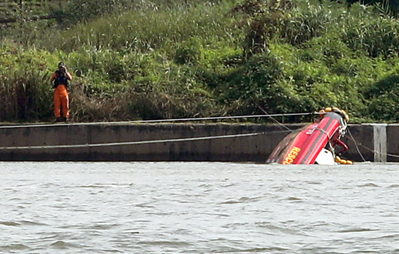 인양된 전복 소방구조보트