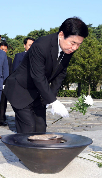 김진표, 노무현 전 대통령 묘역 참배