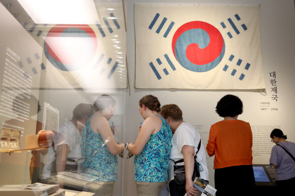 128년전 고종이 외교고문에게 선물한 태극기 특별공개