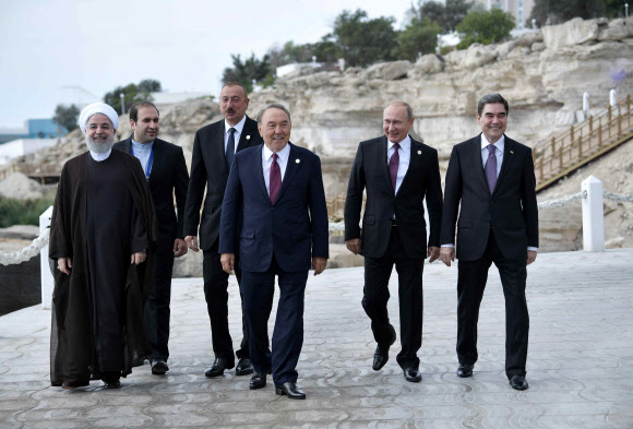 12일(현지시간) 카자흐스탄 남서부 아크타우에서 열린 5차 카스피해 연안 5개국 정상회의에 참석한 정상들이 카스피해 주변을 산책하고 있다. 왼쪽부터 하산 로하니 이란 대통령, 한 사람 건너 일함 알리예프 아제르바이잔 대통령, 누르술탄 나자르바예프 카자흐스탄 대통령, 블라디미르 푸틴 러시아 대통령, 구르반굴리 베르디무함메도프 투르크메니스탄 대통령.  아크타우 로이터 연합뉴스