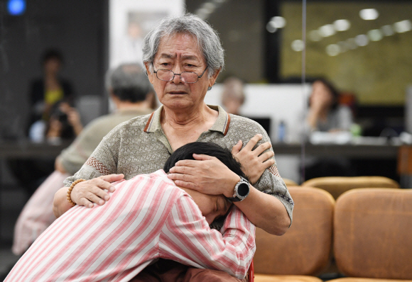 연극 ‘세일즈맨의 죽음’ 연습을 하고 있는 배우 전무송과 전진우. 실제 아버지와 아들인 이들은 극중에서도 부자 관계로 열연할 예정이다. 박윤슬 기자 seul@seoul.co.kr