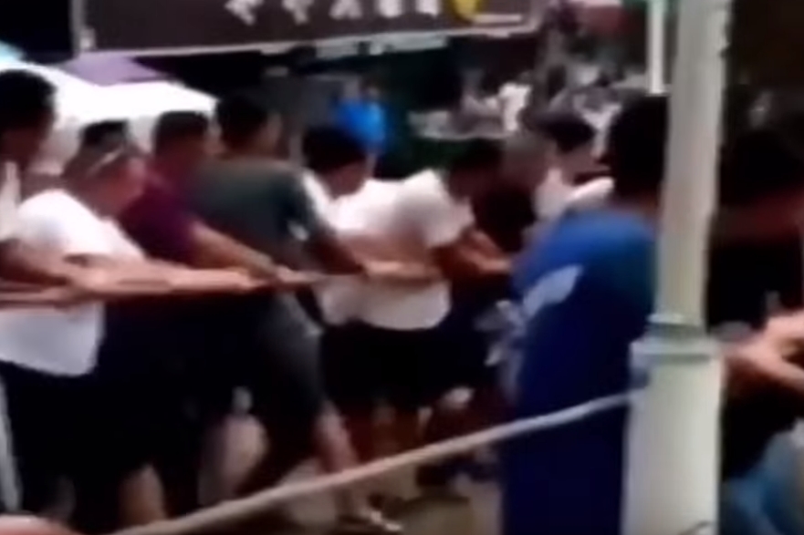 싱크홀에 뒷바퀴가 걸쳐져 추락 위기에 놓인 자동차