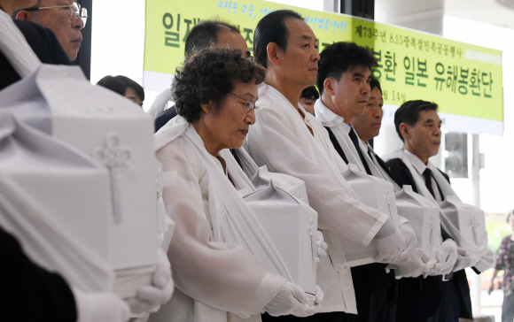 일제 강제징용 희생자 유해 35위가 14일 서울 강서구 김포공항을 통해 봉환돼 환향의식을 치르고 있다.2018. 8. 14. 박윤슬 기자 seul@seoul.co.kr
