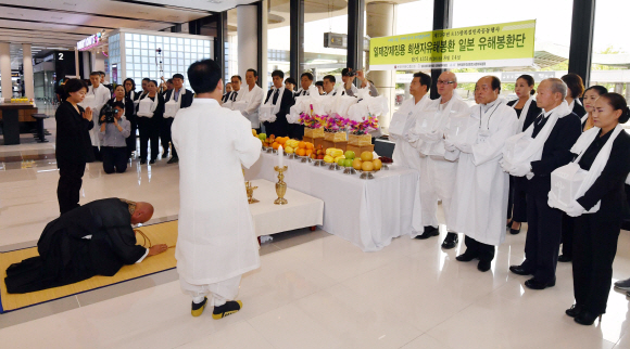 일제 강제징용 희생자 유해 35위가 14일 서울 강서구 김포공항을 통해 봉환돼 환향의식을 치르고 있다.2018. 8. 14. 박윤슬 기자 seul@seoul.co.kr